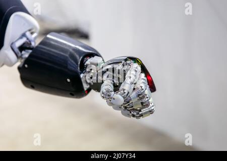 Rom, Italien - 10. Oktober 2021: Detail des Arms eines Roboters, der die komplexen Bewegungen eines menschlichen Gelenks originalgetreu wiedergibt. Fortschrittliche Technologie. Stockfoto
