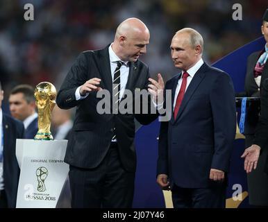 FIFA PrŠsident Gianni Infantino PrŠsident Russland Wladimir Putin mit WM Pokal Finale Weltmeisterschaftsfinale Frankreich - Kroatien 4:2 15.7.2018 im Luzhniki Stadion Moskau Fußball Weltmeisterschaft Russland 2018 FIFA World Cup Russia 2018 © diebilderwelt / Alamy Stock Stockfoto