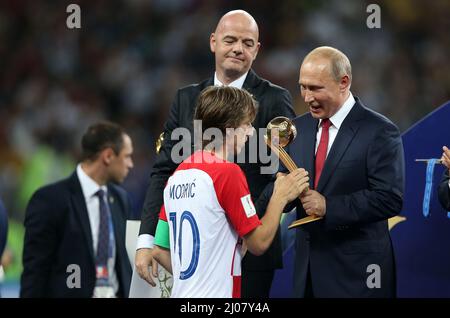 FIFA PrŠsident Gianni Infantino PrŠsident Russland Wladimir Putin Luka Modric of Croatia Finale Weltmeisterschaftsfinale Frankreich - Kroatien 4:2 15.7.2018 im Luzhniki Stadion Moskau Fußball Weltmeisterschaft Russland 2018 FIFA World Cup Russia 2018 © diebilderwelt / Alamy Stock Stockfoto