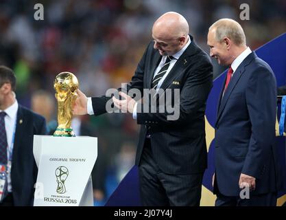 PrŠsident Russland Wladimir Putin FIFA PrŠsident Gianni Infantino WM Pokal WM Finale Frankreich - Kroatien 4:2 Finale der Fußballweltmeisterschaft in Moskauer Luzhniki Stadium Fussball Weltmeisterschaft Russland 2018 FIFA World Cup Russia 2018 © diebilderwelt / Alamy Stock Stockfoto