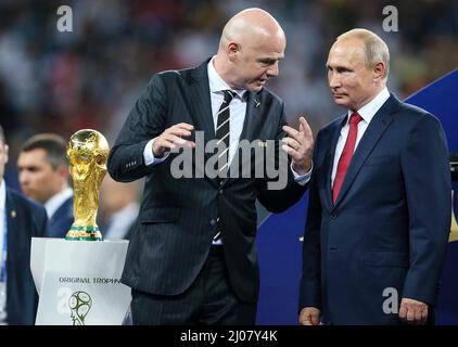 PrŠsident Russland Wladimir Putin FIFA PrŠsident Gianni Infantino WM Pokal WM Finale Frankreich - Kroatien 4:2 Finale der Fußballweltmeisterschaft in Moskauer Luzhniki Stadium Fussball Weltmeisterschaft Russland 2018 FIFA World Cup Russia 2018 © diebilderwelt / Alamy Stock Stockfoto