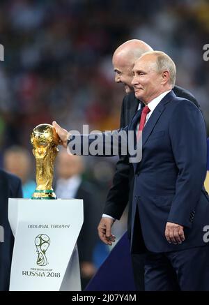 PrŠsident Russland Wladimir Putin FIFA PrŠsident Gianni Infantino WM Pokal WM Finale Frankreich - Kroatien 4:2 Finale der Fußballweltmeisterschaft in Moskauer Luzhniki Stadium Fussball Weltmeisterschaft Russland 2018 FIFA World Cup Russia 2018 © diebilderwelt / Alamy Stock Stockfoto