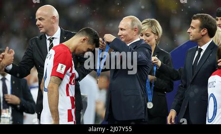 FIFA PrŠsident Gianni Infantino PrŠsident Russland Wladimir Putin Emmanuel Marcon Luka Dejan Lovren of Croatia WM Finale Frankreich - Kroatien 4:2 Finale der Fußballweltmeisterschaft in Moskauer Luzhniki Stadium Fussball Weltmeisterschaft Russland 2018 FIFA World Cup Russia 2018 © diebilderwelt / Alamy Stock Stockfoto