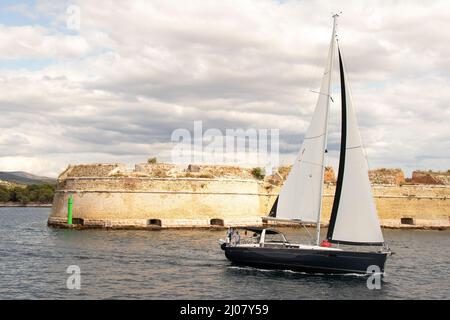 Sibenik, Kroatien - 25. August 2021: Segelboot in der Nähe der Festung St. Nikolaus, am Eingang zum Kanal St. Anthony, der zum Hafen von Sibenik führt Stockfoto