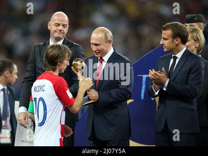 PrŠsident Russland Wladimir Putin Frankreich PrŠsident Emmanuel Macron Luka Modric of Croatia WM Finale Frankreich - Kroatien 4:2 Finale der Fußballweltmeisterschaft in Moskauer Luzhniki Stadium Fussball Weltmeisterschaft Russland 2018 FIFA World Cup Russia 2018 © diebilderwelt / Alamy Stock Stockfoto