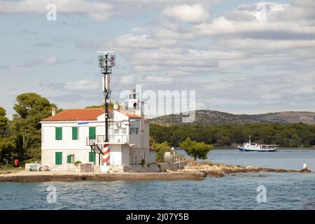 Sibenik, Kroatien - 25. August 2021: Leuchtturm am Eingang zum Kanal des heiligen Antonius, der zum Hafen von Sibenik führt, erbaut 1871. Von Austro-Hu Stockfoto