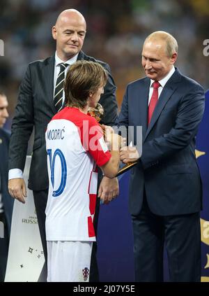 FIFA PrŠsident Gianni Infantino PrŠsident Russland Wladimir Putin Luka Modric of Croatia WM Finale Frankreich - Kroatien 4:2 Finale der Fußballweltmeisterschaft in Moskauer Luzhniki Stadium Fußball Weltmeisterschaft Russland 2018 FIFA World Cup Russia 2018 © diebilderwelt / Alamy Stock Stockfoto