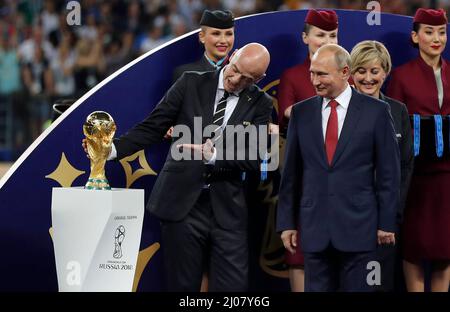 FIFA PrŠsident Gianni Infantino PrŠsident Russland Wladimir Putin mit WM Pokal Fussball Weltmeister 2018 Frankreich Finale Weltmeisterschaftsfinale Frankreich - Kroatien 4:2 15.7.2018 im Luzhniki Stadion Moskau Fußball Weltmeisterschaft Russland 2018 FIFA World Cup Russia 2018 © diebilderwelt / Alamy Stock Stockfoto