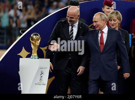 FIFA PrŠsident Gianni Infantino PrŠsident Russland Wladimir Putin mit WM Pokal Fussball Weltmeister 2018 Frankreich Finale Weltmeisterschaftsfinale Frankreich - Kroatien 4:2 15.7.2018 im Luzhniki Stadion Moskau Fußball Weltmeisterschaft Russland 2018 FIFA World Cup Russia 2018 © diebilderwelt / Alamy Stock Stockfoto