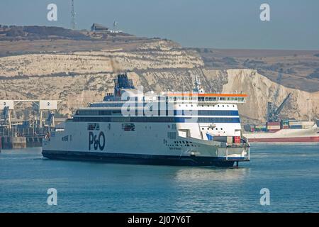 Die P&O Autofähre „Spirit of Britain“, die im britischen Hafen Dover ankommt. Stockfoto