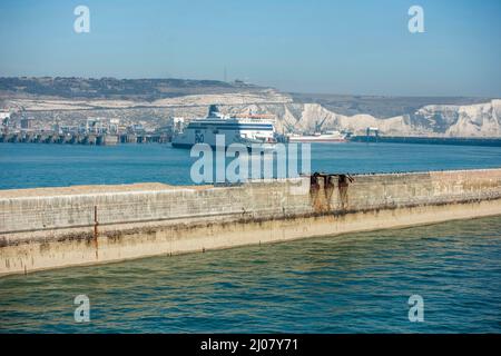 Die P&O Autofähre „Spirit of Britain“, die im britischen Hafen Dover ankommt. Stockfoto