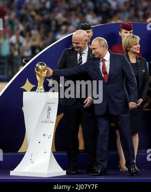 FIFA PrŠsident Gianni Infantino PrŠsident Russland Wladimir Putin mit WM Pokal Fussball Weltmeister 2018 Frankreich Finale Weltmeisterschaftsfinale Frankreich - Kroatien 4:2 15.7.2018 im Luzhniki Stadion Moskau Fußball Weltmeisterschaft Russland 2018 FIFA World Cup Russia 2018 © diebilderwelt / Alamy Stock Stockfoto