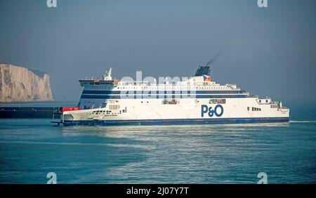 Die P&O Autofähre „Spirit of Britain“, die im britischen Hafen Dover ankommt. Stockfoto