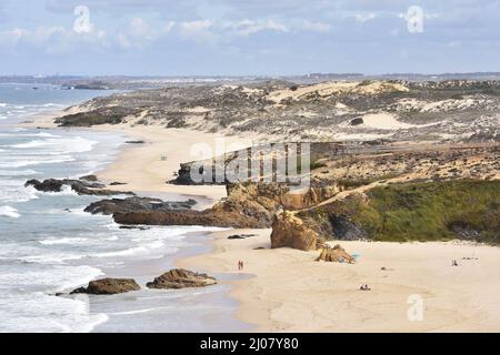 Grasbewachsene Sanddünen, der Strand Praia do Malhao, der Südwesten von Alentejo und der Naturpark Vicentine Coast im Südwesten Portugals. Stockfoto