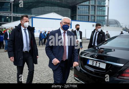 Berlin, Deutschland. 17. März 2022. Zum Abschluss seines Besuchs geht Bundespräsident Frank-Walter Steinmeier vom Begrüßungszelt am Berliner Hauptbahnhof in Begleitung von Bodyguards zu seiner Limousine mit dem Kennzeichen 0-1. Täglich kommen mehrere tausend Menschen am Bahnhof in der deutschen Hauptstadt an, und die Zahl der Flüchtlinge aus der Ukraine wird voraussichtlich weiter steigen. Quelle: Bernd von Jutrczenka/dpa Pool/dpa/Alamy Live News Stockfoto