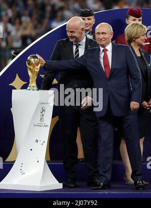 FIFA PrŠsident Gianni Infantino PrŠsident Russland Wladimir Putin mit WM Pokal Fussball Weltmeister 2018 Frankreich Finale Weltmeisterschaftsfinale Frankreich - Kroatien 4:2 15.7.2018 im Luzhniki Stadion Moskau Fußball Weltmeisterschaft Russland 2018 FIFA World Cup Russia 2018 © diebilderwelt / Alamy Stock Stockfoto