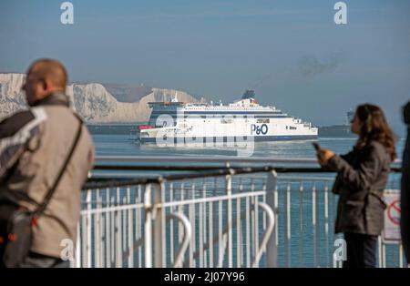 Die P&O Autofähre „Spirit of Britain“, die im britischen Hafen Dover ankommt. Stockfoto