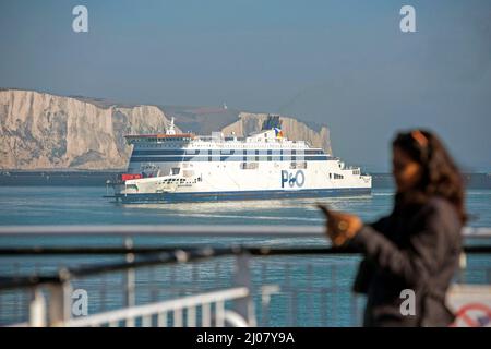 Die P&O Autofähre „Spirit of Britain“, die im britischen Hafen Dover ankommt. Stockfoto