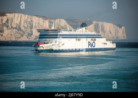 Die P&O Autofähre „Spirit of Britain“, die im britischen Hafen Dover ankommt. Stockfoto