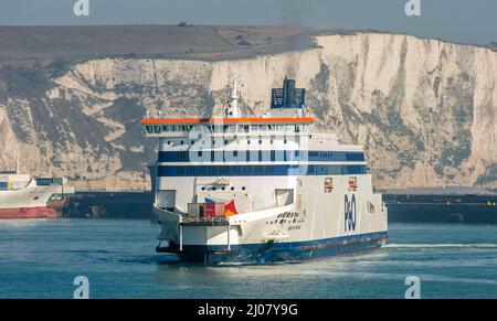 Die P&O Autofähre „Spirit of Britain“, die im britischen Hafen Dover ankommt. Stockfoto