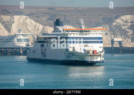 Die P&O Autofähre „Spirit of Britain“, die im britischen Hafen Dover ankommt. Stockfoto