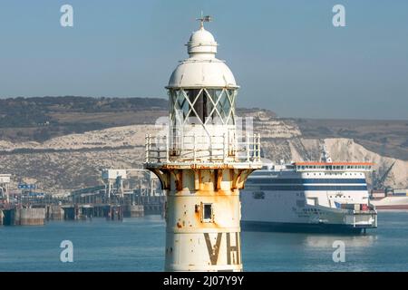 Die P&O Autofähre „Spirit of Britain“ legt hinter dem alten Leuchtturm der Hafenmauer im Hafen von Dover in England an. Stockfoto