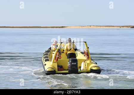 Animaris Ilha Deserta (Bootstour-Agentur) Motorboot, das zwischen Faro und der Insel Barreta an der Algarve im Süden Portugals fährt. Stockfoto