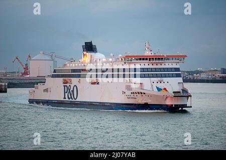 Die P&O Autofähre „Spirit of Britain“ verlässt den Hafen von Calais, Frankreich. Stockfoto