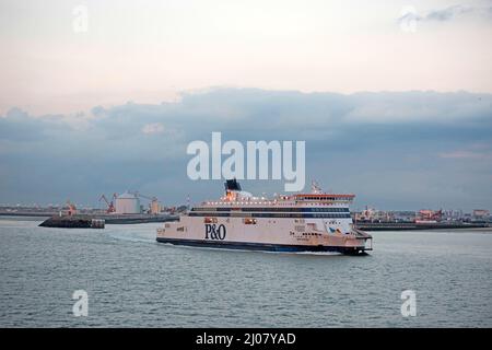 Die P&O Autofähre „Spirit of Britain“ verlässt den Hafen von Calais, Frankreich. Stockfoto