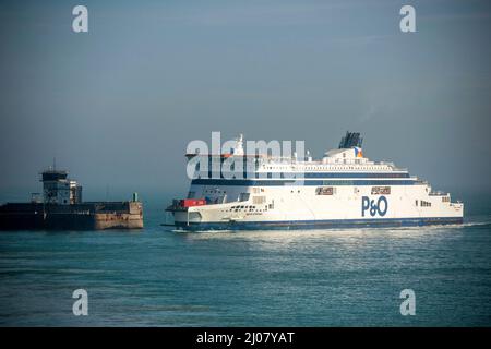 Die P&O Autofähre „Spirit of Britain“, die im britischen Hafen Dover ankommt. Stockfoto