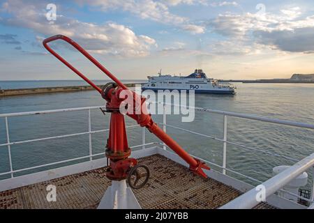 Die P&O Autofähre „Pride of Kent“ im Hafen von Dover in England, Großbritannien, vom Deck einer anderen P&O Fähre aus gesehen. Stockfoto