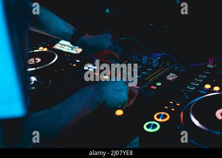 Nahaufnahme eines dj-Mixers mit den Händen des djs Stockfoto