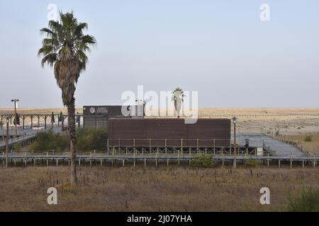 Erhöhter Fußweg und modernes Restaurantgebäude am Strand Praia da Claridade in Figueira da Foz Portugal. Stockfoto