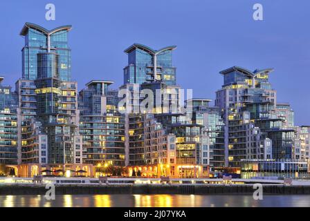 St George Wharf, modernes Wohngebiet, beleuchtet in der Dämmerung, in Vauxhall London, Großbritannien. Stockfoto