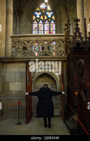 17. März 2022, Sachsen-Anhalt, Halberstadt: Uta-Christiane Bergemann, Museumsdirektorin der Halberstädter Domschatzkammer, öffnet die Türen des Hohen Chors im Stephansdom und Sixtus-Dom. Nach fünf Jahren der Schließung waren die historischen Türen geöffnet. Das heiligste Gebiet des Mittelalters kann nun wieder von Besuchern besucht werden. Der hohe Chor wird auch wieder für Konzerte und Hochzeiten genutzt. Während der Restaurierungsarbeiten im Jahr 2014 hatten Experten den Zustand der Skulpturen als kritisch eingestuft. Die mittelalterlichen Steinskulpturen waren dann im Rahmen einer Recherche gerettet worden Stockfoto