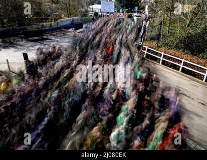 Rennfahrer kommen vor dem dritten Tag des Cheltenham Festivals auf der Pferderennbahn von Cheltenham an. Bilddatum: Donnerstag, 17. März 2022. Stockfoto