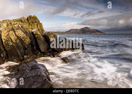 Isle of Arran, Vereinigtes Königreich. 17. März 2022 im Bild: Holy Island, die vor der Insel Arran von der Küste der Whiting Bay liegt. Eine Mischung aus Regen und Sonnenschein den ganzen Tag über sorgt für wechselhafte Bedingungen in ganz Schottland. Kredit: Rich Dyson/Alamy Live Nachrichten Stockfoto