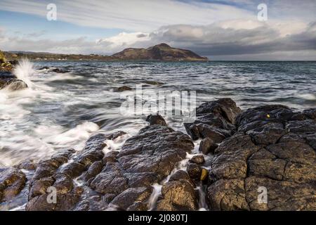 Isle of Arran, Vereinigtes Königreich. 17. März 2022 im Bild: Holy Island, die vor der Insel Arran von der Küste der Whiting Bay liegt. Eine Mischung aus Regen und Sonnenschein den ganzen Tag über sorgt für wechselhafte Bedingungen in ganz Schottland. Kredit: Rich Dyson/Alamy Live Nachrichten Stockfoto