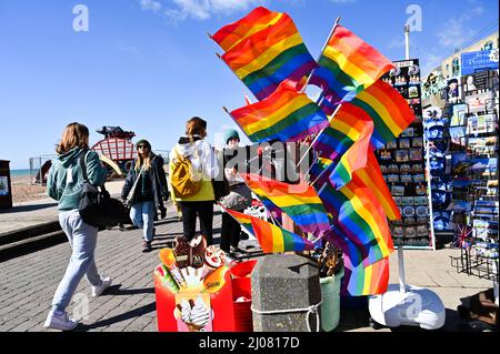 Brighton UK 17. March 2022 - Besucher genießen die Frühlingssonne an der Strandpromenade und am Strand von Brighton, da für Großbritannien in den nächsten Tagen warmes Wetter prognostiziert wird : Credit Simon Dack / Alamy Live News Stockfoto