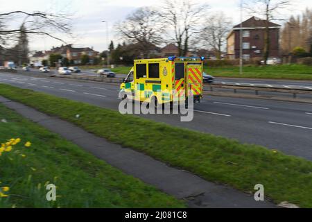 South Central Ambulance fährt mit Geschwindigkeit entlang A33 in Southampton Hampshire auf Notruf mit Kopieplatz. Schwenkschuss. Stockfoto