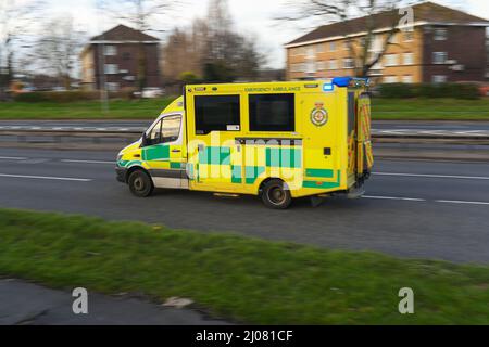 South Central Ambulance auf Abruf mit blinkenden Lichtern auf der Hauptstraße in Millbrook Southampton, schwenkend mit Kopierraum geschossen. Stockfoto