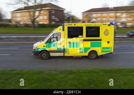 South Central Ambulance auf Abruf mit blinkenden Lichtern auf der Hauptstraße in Millbrook Southampton, schwenkend mit Kopierraum geschossen. Stockfoto