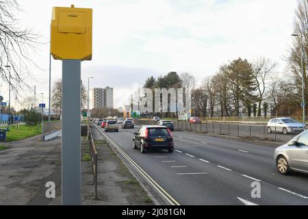 Bilderset, Blitzer auf A35 Millbrook Southampton verschiedene Ansichten, die Layout und Abdeckung durch großes Straßenschild zeigen. Stockfoto