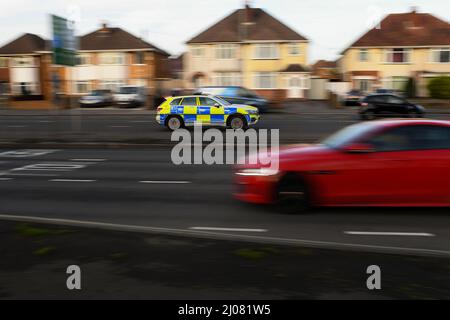 Hampshire Polizei Auto SUV VW Tiguan Fahren entlang der Straße mit Bewegung auf dem Weg zu einem Notruf mit blauen Lichtern mit Kopieplatz gebrannt. Stockfoto