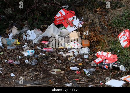 Fast-Food-Geschäfte Kentucky Fried Chicken und McDonalds verschwenden einen Parkplatz in der Nähe der Take-Away-Restaurants in Southampton, Großbritannien, die von Kunden hinterlassen wurden. Stockfoto