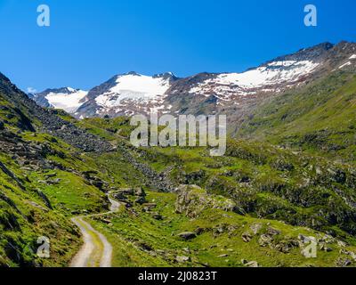 Valley Gurgler Tal und Mt. Schalfkogel. Ötztaler Alpen im Naturpark Ötztal in der Nähe von Obergurgl. Europa, Österreich, Tirol Stockfoto