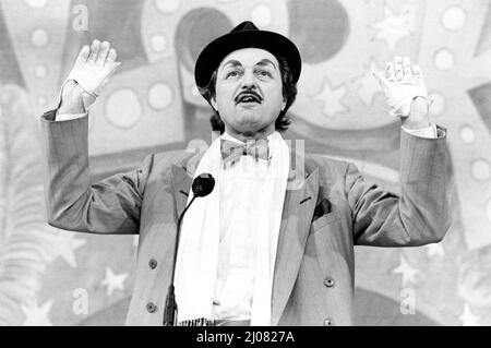 Peter Bowles (Archie Rire) im ENTERTAINER von John Osborne im Shaftesbury Theatre, London WC1 06/06/1986 Design: Martin Johns Beleuchtung: Gerry Jenkinson Regie: Robin Lefevre Stockfoto