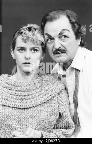 Joanne Pearce (Jean Rance), Peter Bowles (Archie Rance) in THE ENTERTAINER von John Osborne im Shaftesbury Theatre, London WC1 06/06/1986 Design: Martin Johns Beleuchtung: Gerry Jenkinson Regie: Robin Lefevre Stockfoto