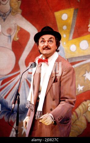 Peter Bowles (Archie Rire) im ENTERTAINER von John Osborne im Shaftesbury Theatre, London WC1 06/06/1986 Design: Martin Johns Beleuchtung: Gerry Jenkinson Regie: Robin Lefevre Stockfoto