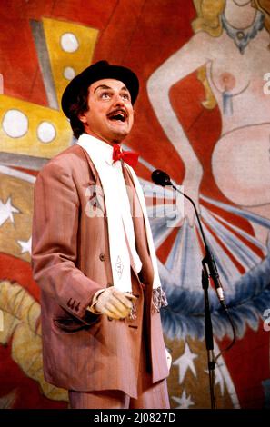 Peter Bowles (Archie Rire) im ENTERTAINER von John Osborne im Shaftesbury Theatre, London WC1 06/06/1986 Design: Martin Johns Beleuchtung: Gerry Jenkinson Regie: Robin Lefevre Stockfoto